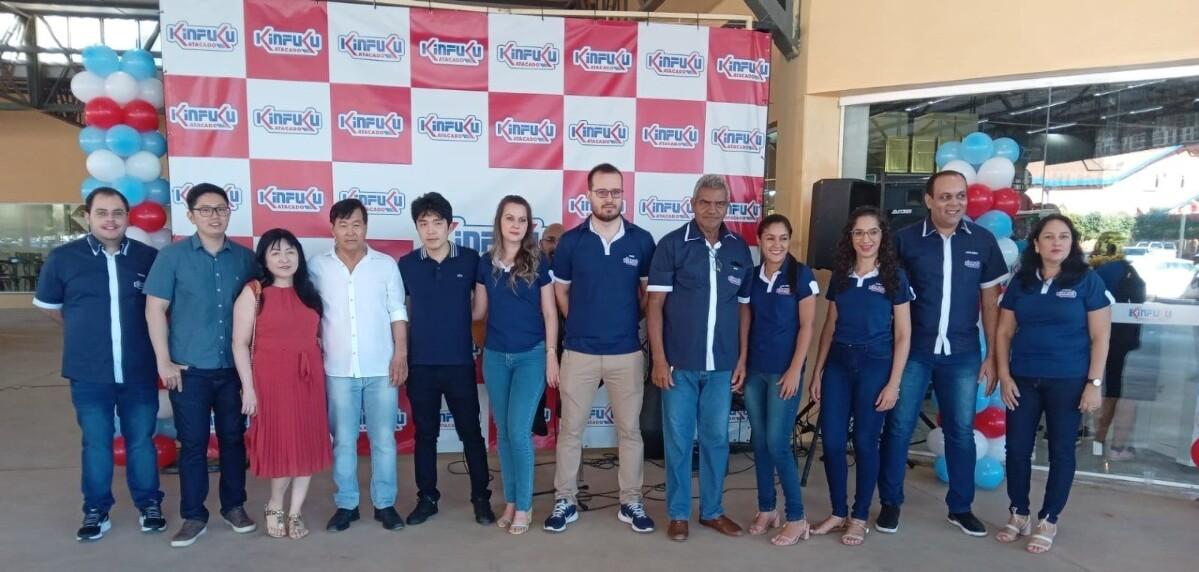 Diretores do Grupo com funcionários na cerimônia de inauguração da nova loja