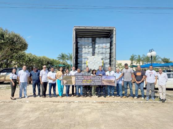 Prefeito Osmar Moreira, secretários e vereadores, receberam o material 