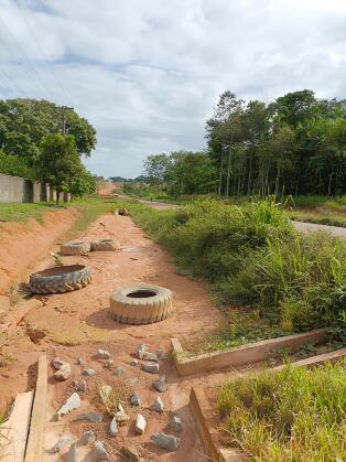 Pneus de máquinas pesadas foram jogados há meses neste local da rodovia