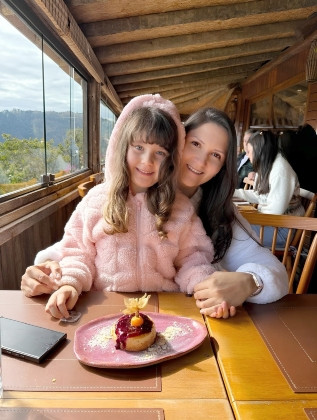 Eloisa Pianovski festejou seu aniversário de forma diferente, com paisagens que falam mais do que palavras, em Campos do Jordão SP. Parabéns, neste ciclo novo, com memórias lindas e a melhor companhia sua filha Laura.