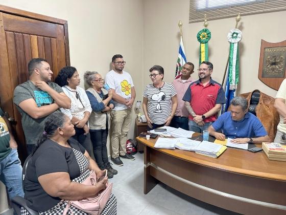 Prefeito Paulistinha recebe agentes e vereadores no gabinete