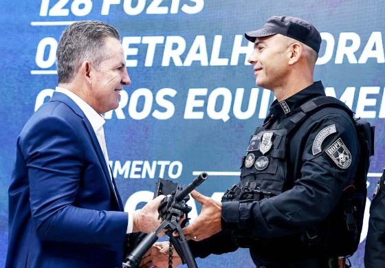 O governador Mauro Mendes, durante evento de entrega de armamentos