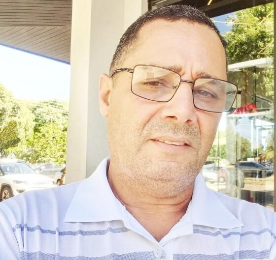 Professor Jonis, diretor da Escola Jardim das Flores