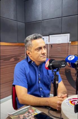 Prefeito Paulistinha durante a entrevista 