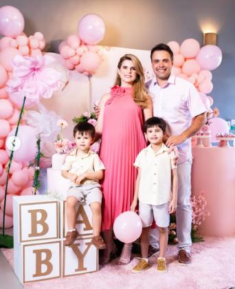 Dois irmãos ansiosos, um pai emocionado e uma mamãe radiante, vem aí Estela a princesa da família. Lígia Piton e Thiago Stucchi com os filhos Olavo e Pedro