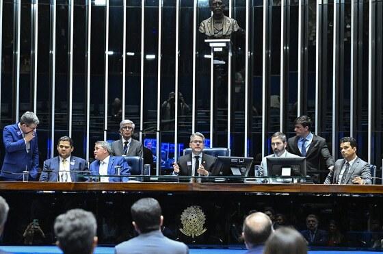 Por sugestão do presidente Davi Alcolumbre (2º à esq.), o autor, Alessandro Vieira (C), comandou a votação