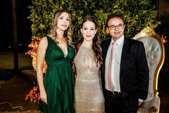 Mariana festejando a formatura de engenharia de produção na Universidade Federal de Itabira – MG. Na foto com os pais Franciele e Evandro Navarro que sempre acreditaram e incentivaram. Parabéns família linda. 