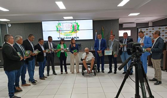 Professor José Antonio Tobias participou da sessão da Câmara para receber a homenagem dos vereadores