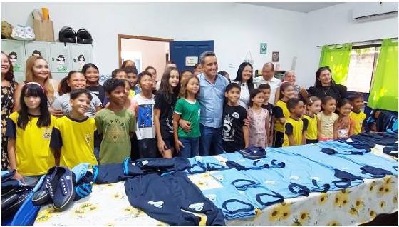 Prefeito Paulistinha fez a entrega do material aos alunos das escolas Jardim das  Flores