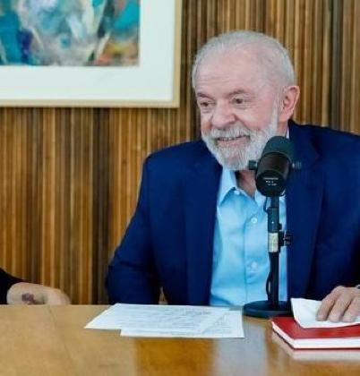 O presidente Lula e a primeira-dama Janja durante conversa com o podcast Papo de Crente 