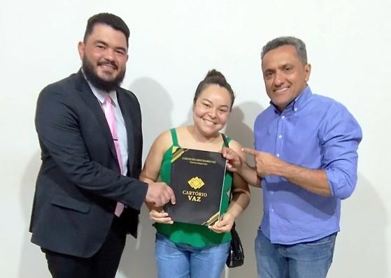 Vereador Thawê e Paulistinha durante a entrega