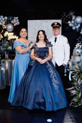 Em uma noite inesquecível, Lorena Botega Rinaldo celebrou seus 15 anos. Um momento de sonho, amor e gratidão que ficará para sempre nos corações. Na foto com os pais Jaqueline e Éder.