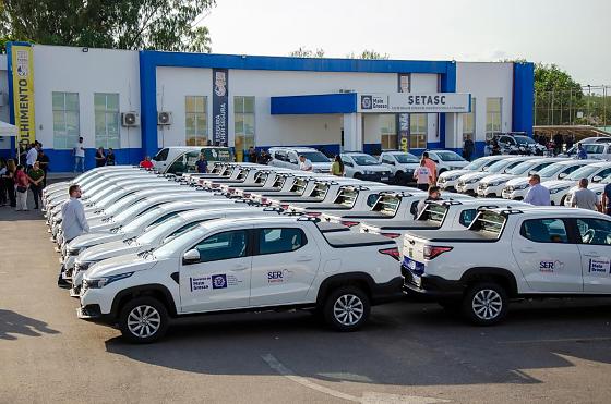 Entrega de 35 veículos para fortalecer ações sociais nos municípios