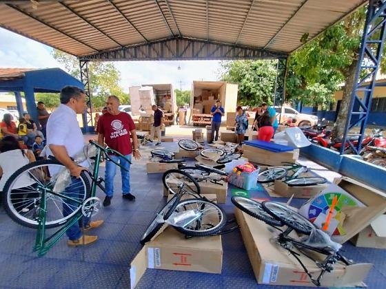 Prefeito Paulistinha participa da entrega dos brinquedos