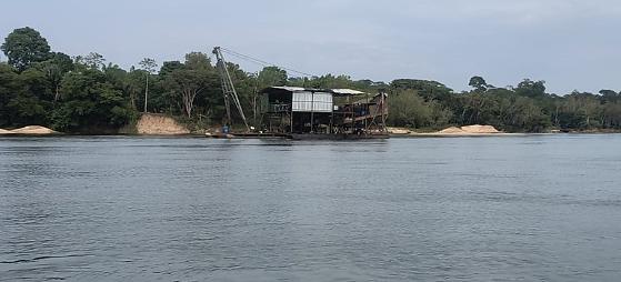 Uma das balsas escariantes apreendidas na operação