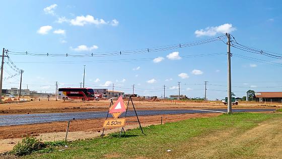 Obra de rotatória já demora mais de 100 dias e é alvo de críticas