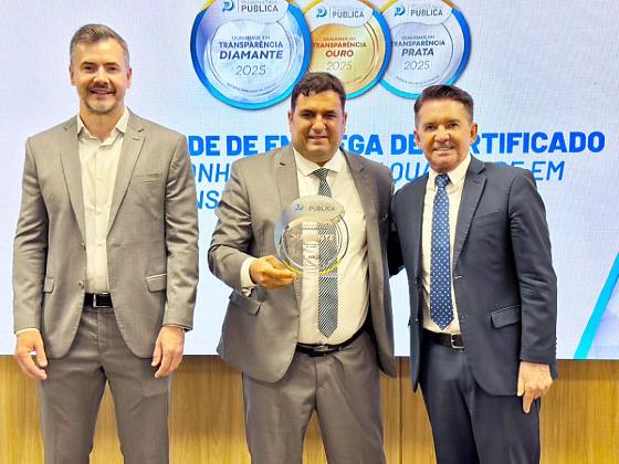 Presidente Luciano Milani na solenidade de entrega