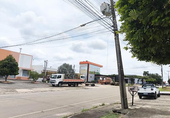 Poste na rua Leandro Adorno, no setor -A, centro da cidade,corre risco de cair