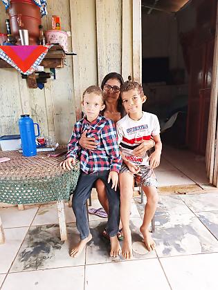 Dona Maria com os dois netos de 10 e 8 anos respectivamente