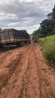 Chuvas formam atoleiros e estrada está interditada