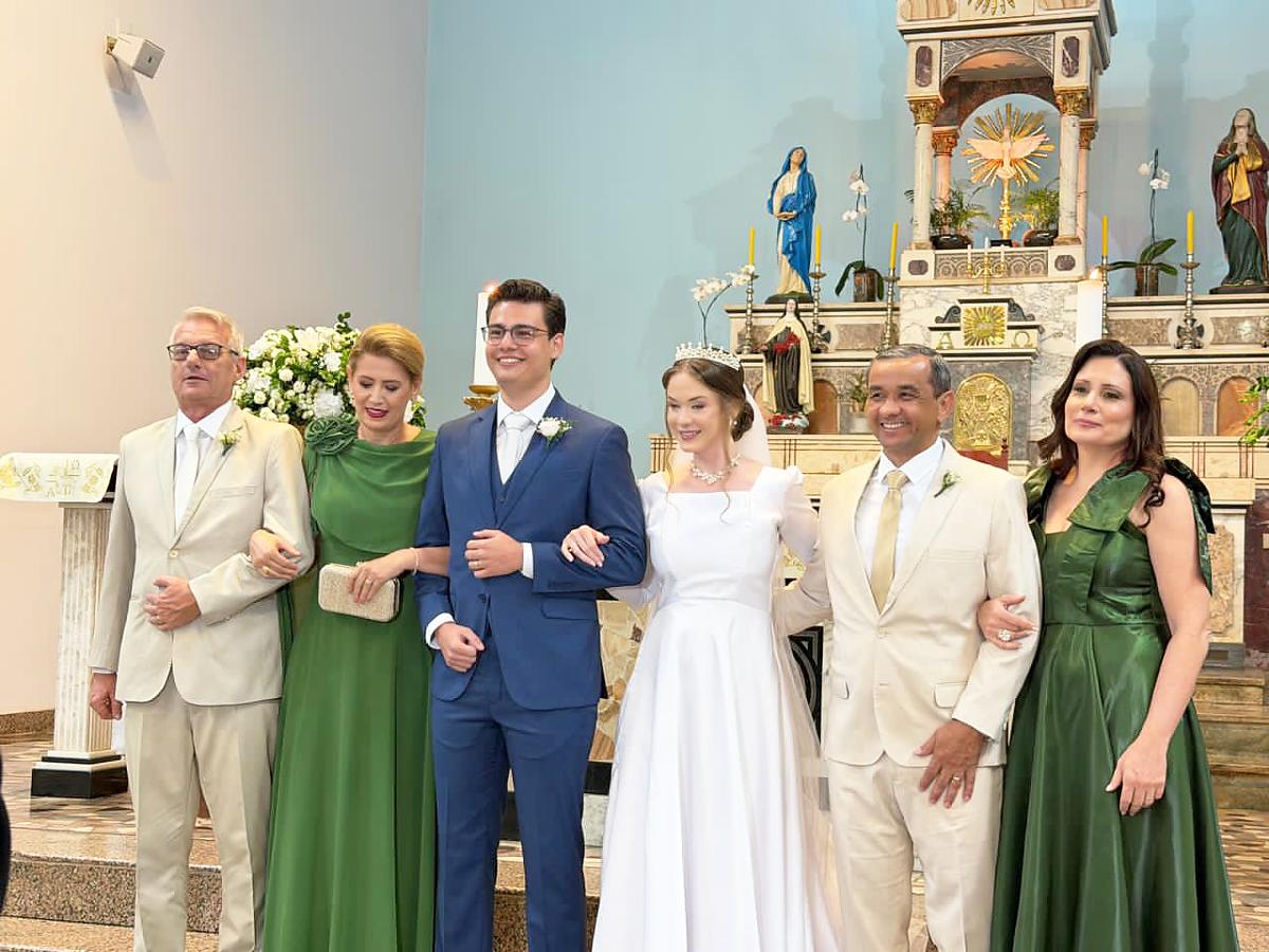 Augusto e Maria Eduarda com a b&ecirc;n&ccedil;&atilde;o de seus pais Dalton e Denise, Jonas e Juliane   uniram-se em matrim&ocirc;nio no dia 10 de janeiro de 2026, em Mineiros &ndash; GO.