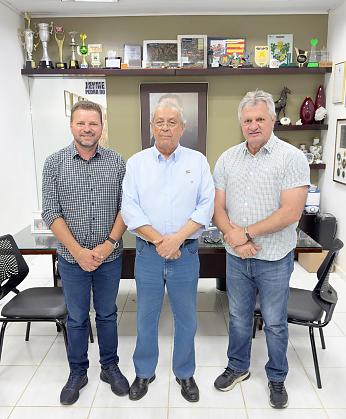 Prefeito Rogério com o senador Jayme Campos e o deputado Dilmar Dal Bosco