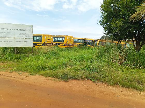 Os ônibus que estão no lixo  seco, segundo o secretário de Gestão, não estão mais em condições de uso