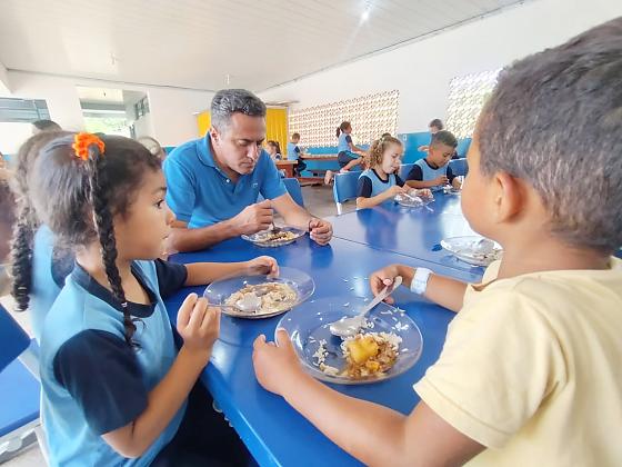 Prefeito Paulistinha durante almoço com as crianças no primeiro dia de aula