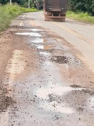 Vários trechos da rodovia MT-325 já estão cheios de buracos no asfalto 