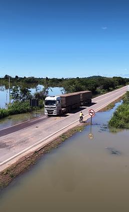 Água está quase cobrindo o leito da BR-163 