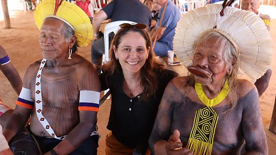 Ligia Vendramin, coordenadora geral do Programa REM MT e servidora da SEMA/MT junto ao Cacique Raoni