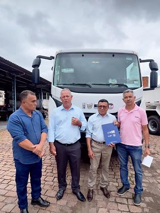 Prefeito Pastor Fernando recebeu mais um caminhão
