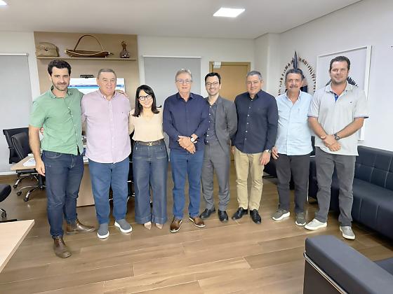Prefeito Osmar, Nininho, a secretária Andreia e assessores na reunião da Seaf