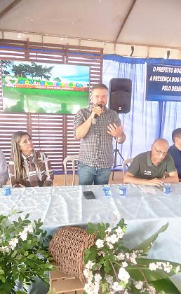 Prefeito Rogério de Souza e o deputado estadual Júlio Ca mpos durante a cerimônia