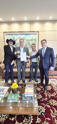 Vreador Celso Henrique com o ministro Carlos Fávaro  em Brasília 